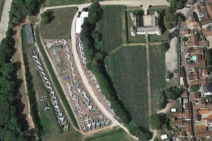 Vista aérea del castillo, los viñedos y los aviones