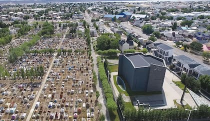 Vista aérea del cementerio de Río Gallegos y del mausoleo donde yacen los restos de Kirchner
