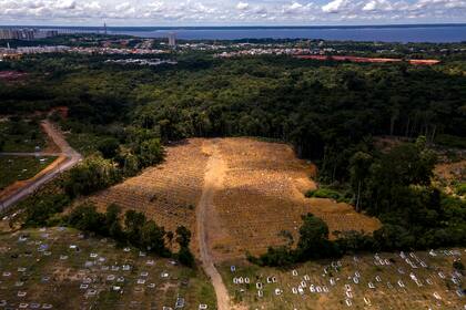 Vista aérea del cementerio Nossa Senhora Aparecida, donde están enterradas las víctimas del Covid-19, en Manaus, Brasil, el 22 de enero de 2021