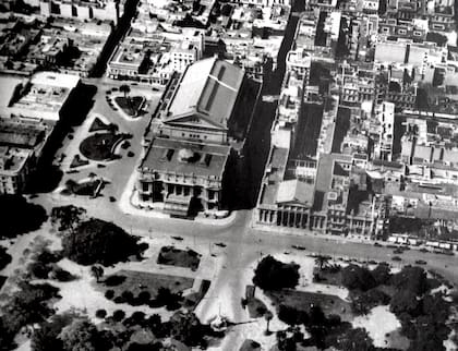 Vista aérea del Colón antes de que a sus espaldas se construyera la avenida 9 de Julio.
