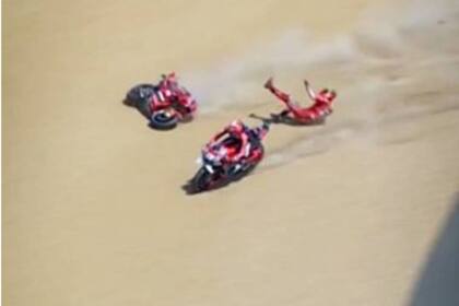 Vista aérea del despiste tras la colisión de los moticiclistas de MotoGP Mvercik Viñales y Pecco Bagnaia