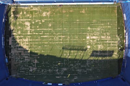 Vista aérea del estado del campo de juego de la cancha de Boca Juniors a mediados de febrero de 2022, en plenos trabajos