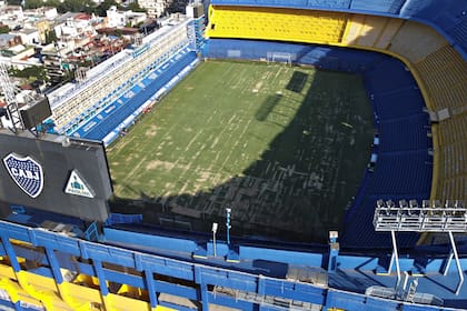 Vista aérea del estado del campo de juego de la cancha de Boca Juniors hace 15 días, en pleno trabajo de mejoras