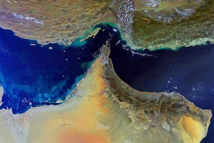 Vista aérea del estrecho de Ormuz, un punto estratégico clave en la disputa entre Washington y Teherán