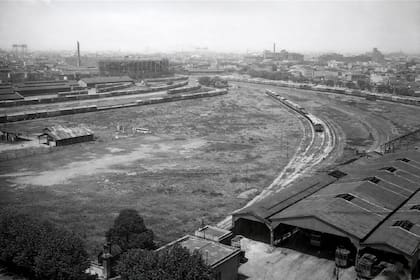 Vista aérea del ferrocarril, con la Bombonera en construcción al fondo y, debajo a la derecha, la estación de tranvías de Casa Amarilla