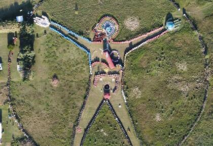 Vista aérea del hombre de Vitruvio, en Punta Espinillo. Tiene 110 metros de diámetro. Para su construcción se emplearon 2600 neumáticos de tractor