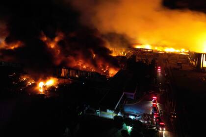 Vista aérea del incendio que tuvo en vilo a Ezeiza desde el viernes a la noche