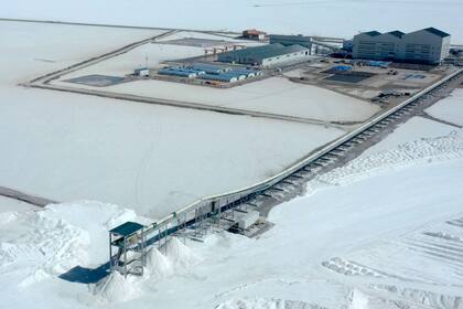 Vista aérea del nuevo complejo estatal de extracción de litio, en la zona sur del Salar