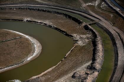 Vista aérea del Plan Maestro Integral de la Cuenca del Rio Salado, en Roque Pérez