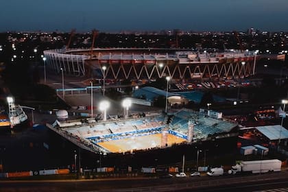 Vista aérea del Polo Deportivo Kempes, con el court central del ATP de Córdoba en primer plano y, detrás, el estadio de fútbol Mario Kempes