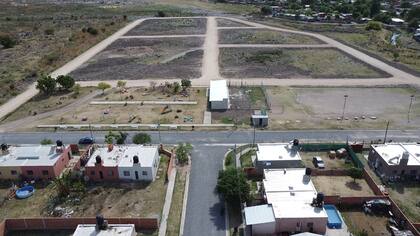 Vista aérea del predio: de un lado, algunas de las 97 casas ya construidas, y del otro el loteo que se inició recientemente para levantar 52 viviendas más