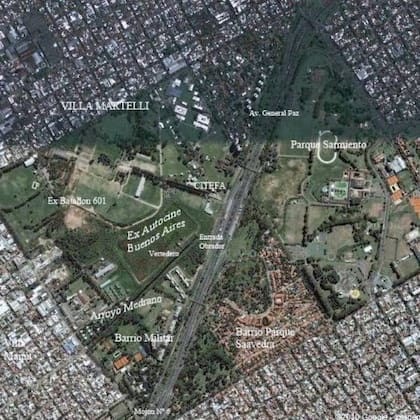 Vista aérea del predio que hoy ocupa Tecnópolis del año 2010, donde se incluyen las referencias de los establecimientos que hubo en el lugar; abajo, vista aérea actual del mismo sector