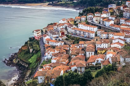 Vista aérea del pueblo de Llastres, situado en la región española de Asturias