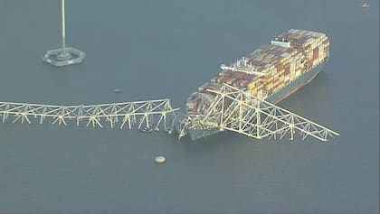 Vista aérea del puente Francis Scott Key tras el impacto del barco  