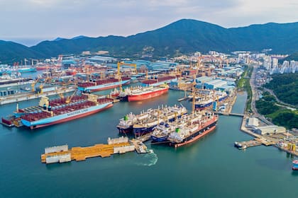 Vista aérea del puerto donde opera la constructora naval Daewoo Shipbuilding en la ciudad surcoreana de Okpo
