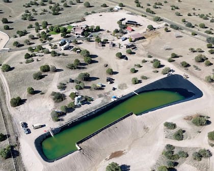 Vista aérea del rancho y la piscina de olas (The Wave Source)