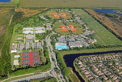 Vista aérea del Regional Park de Weston, donde hay 10 canchas de fútbol, 8 canchas de béisbol y canchas de pickleball)