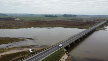 Vista aérea del río Salado y del puente sobre la ruta nacional 205