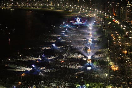 Vista aérea del show de los Rolling Stones en Copacabana, en febrero de 2006