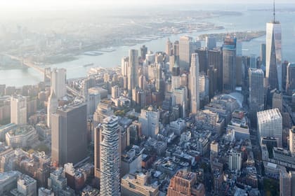 Vista aérea del sur de Manhattan con la torre 56 Leonard en primer plano y el One World Trade Center al fondo, en el distrito financiero de Nueva York