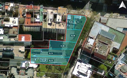 Vista aérea del terreno en forma de “L” que actualmente funciona como estacionamiento de la Cancillería, junto al Palacio San Martín, en el barrio porteño de Retiro. La parcela será subastada por el Estado a fines de mayo