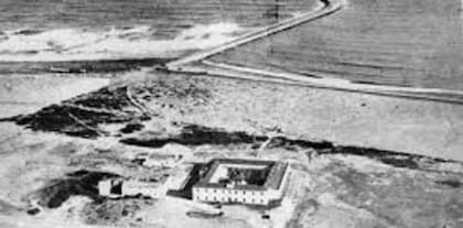 Vista aérea del viejo Hotel Quequén, a pocos metros de la playa, cuando no existía el puerto actual