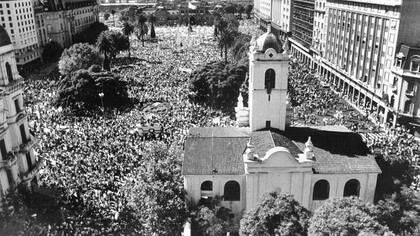 Vista aérea desde detrás del Cabildo de la Plaza de Mayo y avenidas adyacentes colmadas por los manifestantes, el 10 de abril de 1982, durante la guerra de Malvinas