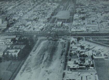 Vista aérea en dirección norte-sur de la construcción del camino de circunvalación de Buenos Aires, la Avenida General Paz, a fines de 1938. Al momento de la construcción de la Avenida, la mayor parte de las zonas que atravesaba aún no estaban urbanizadas. Una excepción era el barrio de Liniers, que aparece en esta fotografía.
