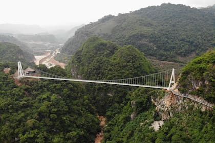 Vista aérea que muestra el puente de vidrio Bach Long recién construido en Vietnam