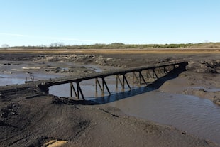 Vista area que muestra un puente que emergi del embalse Paso Severino en medio de una grave sequa en Florida, Uruguay, el 28 de junio de 2023. 