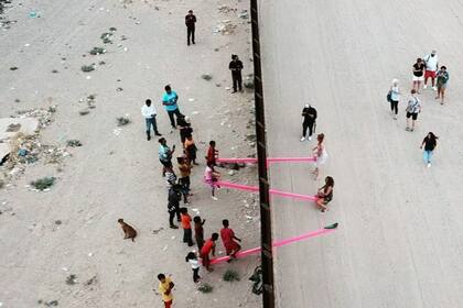 Vista aérea: subibajas en la frontera entre Estados Unidos y México