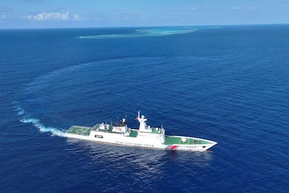 Vista aérea tomada con un dron el 24 de marzo de 2026 del buque Sandu de la Guardia Costera de China (GCCh) patrullando cerca de un arrecife, en el Mar Meridional de China