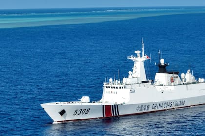 Vista aérea tomada con un dron el 24 de marzo de 2026 del buque Sandu de la Guardia Costera de China (GCCh) patrullando cerca de un arrecife, en el Mar Meridional de China