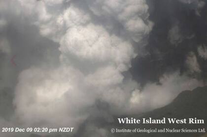 Vista área de la espesa humareda tras la erupción del volcán en la Isla Blanca en Nueva Zelanda