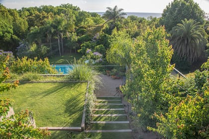 Vista cenital que demuestra el diseño en desnivel, los materiales y la sectorización para que la casa aproveche las visuales y las especies enmarquen sin ocultar las vistas.