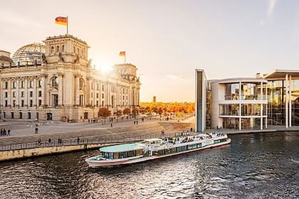 Vista completa del antiguo edificio del Reichstag, coronado por la cúpula moderna que se puede visitar. 