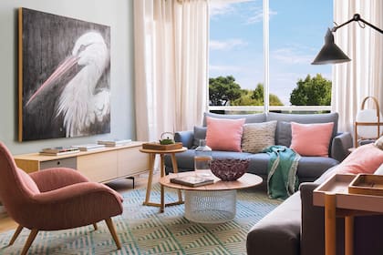 Vista completa del cuadro de Joana Santamas. Consola ‘Aura’ (Treku), sofás ‘Paraido’ (Bonaldo).