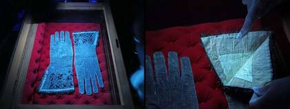 Vista de ambos guantes (izquierda) y del interior del guante izquierdo bajo luz ultravioleta de onda larga