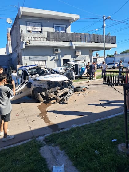 Vista de ambos móviles tras el impacto, con daños severos en carrocería y tren delantero