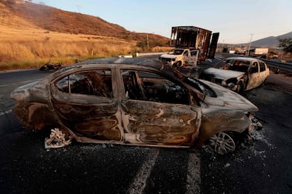 Vista de autos y camionetas quemados, presuntamente incendiados en una carretera cerca de Acatlán de Juárez, Jalisco