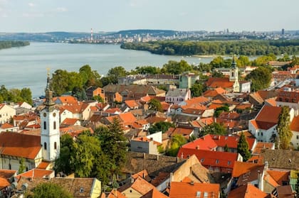 Vista de Belgrado y del rio Danubio desde el barrio de Zemun.