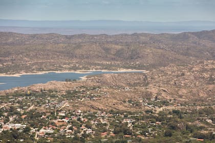 Vista de Capilla del Monte desde las laderas del cerro Uritorco.