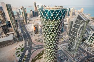 Subtes que parecen aviones, rascacielos en tiempo récord y el increíble estadio donde se jugará la final