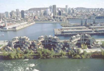 Vista de Hábitat 67, con la bahía artificial en primer plano y la ciudad de Montreal al fondo
