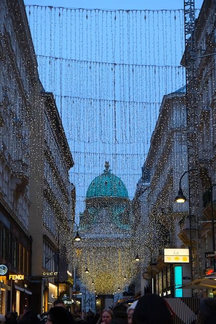 Vista de Kärtnerstrasse, con la cúpula del palacio que hoy aloja el museo dedicado a la emperatriz Sissi. Foto: Emilia Cavanagh