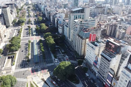 Vista de la avenida 9 de Julio en el primer día de cuarentena total