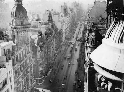 Vista de la Avenida de Mayo desde arriba: se aprecian los hoteles Mundial y Majestic