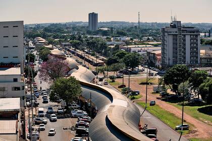 Vista de la avenida que marca el límite fronterizo entre Paraguay y Brasil