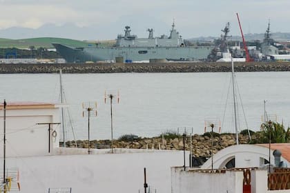 Vista de la base naval de Rota. A lo lejos se ve un buque de guerra