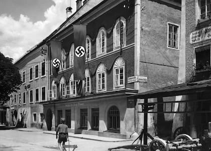 Vista de la calle con la casa natal de Adolf Hitler. En el auge del nazismo, Martin Bormann, el poderoso secretario privado de Hitler, la compró y se la regaló (Photo by Wolff & Tritschler/ullstein bild via Getty Images)